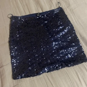 Blå glittrig kjol med paljetter  - Storlek M, nyskick. Från hm❤️