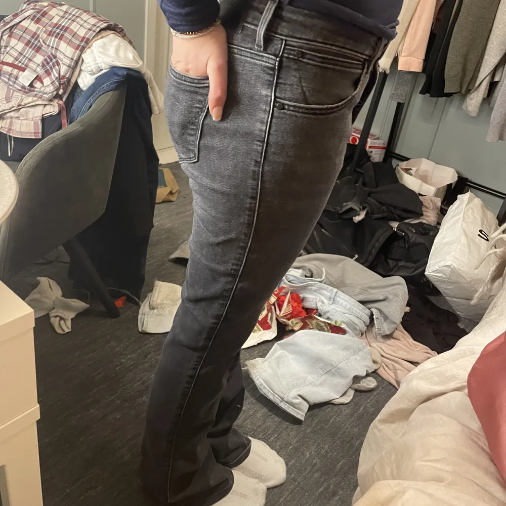 Ett par mörkgråa jeans från zalando som är midriese. Jätte sköna och stretchiga, kommer inte ihåg strlk för har klippt bort lappen men ungefär 33w och 37l.. Jeans & Byxor.