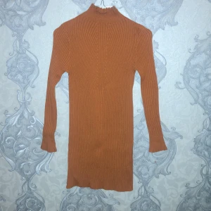 Lång stickad polo tröja - Lång och i bra skick ,brun/orange  färg