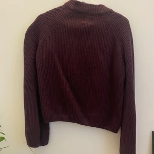 Sover, stickad tröja - Mörk lila tröja med vida armar. Tröjan är från Dover och har använts Max 5 gånger.