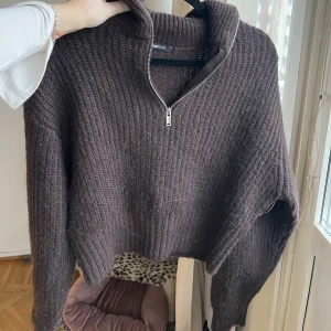 Stickad tröja med zip - Från ginatricot, mycket sparsamt använd 