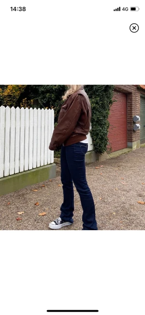Brun Läderjacka - En brun läderjacka i fint skick, köpte och använd en gång men den var lite för stor för mig. Lånade bilderna🤍 Skriv gärna privat om flera bilder eller frågor🤠