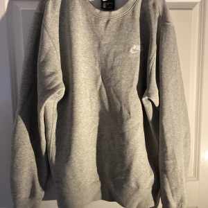Grå Nike sweatshirt  - Storlek S
