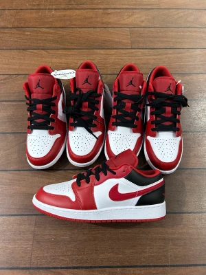 Jordan 1 Low Bulls - Snygga Jordan 1 Low i storlekar 38 38,5 och 39!   Använd gärna köp nu!     Bara att skriva om du har några frågor🙏