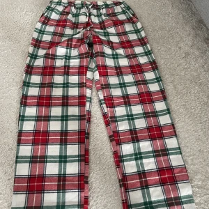 Rutiga pyjamasbyxor  - Rutiga pyjamasbyxor från Twilfit i rött, grönt & vitt. Oanvända och prislapp sitter kvar. Storlek är S. Vid intresse kan man få fler bilder.