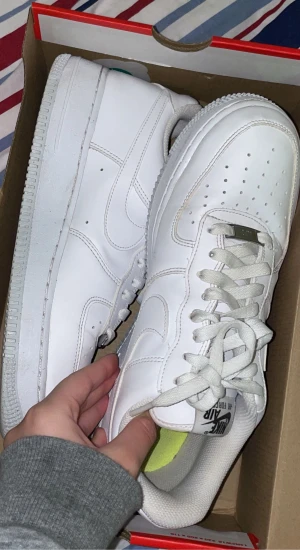 Air Force 1 - Air Force 1, storlek 41. Använda unge 3 gånger, alltså är dem nya. nypriset ligger på ca. 1 349 kr. Jag tänker lägga priset på 500 kr, i och med att jag vill få den såld snarast! :) 