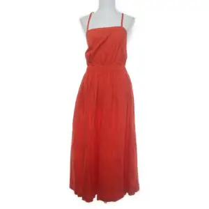 Lovely red dress, great for summer nights. The contition is like new!