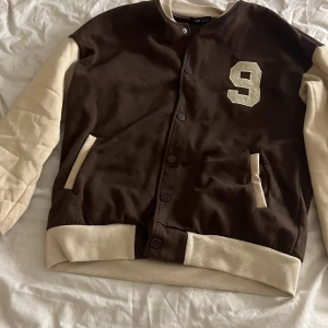 Brun och besh kofta - Bra tyg, oversized, passar till nästan allt, en kofta som man kan använda som en sweatshirt den är skön och mysig 