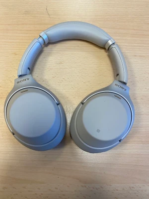 Sony m3 hörlurar med noise cancelling - Wh-1000x M3 med riktig bra ljudkvalitet och noise cancelling, perfekt när man promenerar i och vill stänga ut allt runt om dig. Säljer för jag har nya exemplaret, priset kan diskuteras! Org pris 2000kr