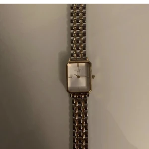 Rosefield klocka - Så snygg Rosefield klocka. Köptes för 1200 men säljer för 650. Modellen är boxy XS. Perfekt julklapp till mamma eller syster eller kompis