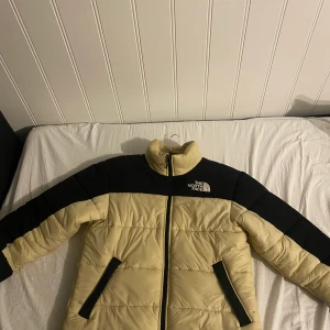 Beige The North face jacka  - Jag säljer min North face jacka, köpt på junkyard i början av vintern detta året för 2300kr. Bra skick och är i färgen beige.  Priset kan diskuteras vid snabb affär.