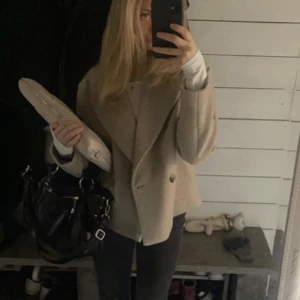 Vila kappa - Säljer nu min korta beiga vila kappa! Den är så snygg och i väldigt bra skick. Den är slutsåld överallt o köptes för 600 kr. Första bilden är lånad dom andra två är mina, ja e 168💋