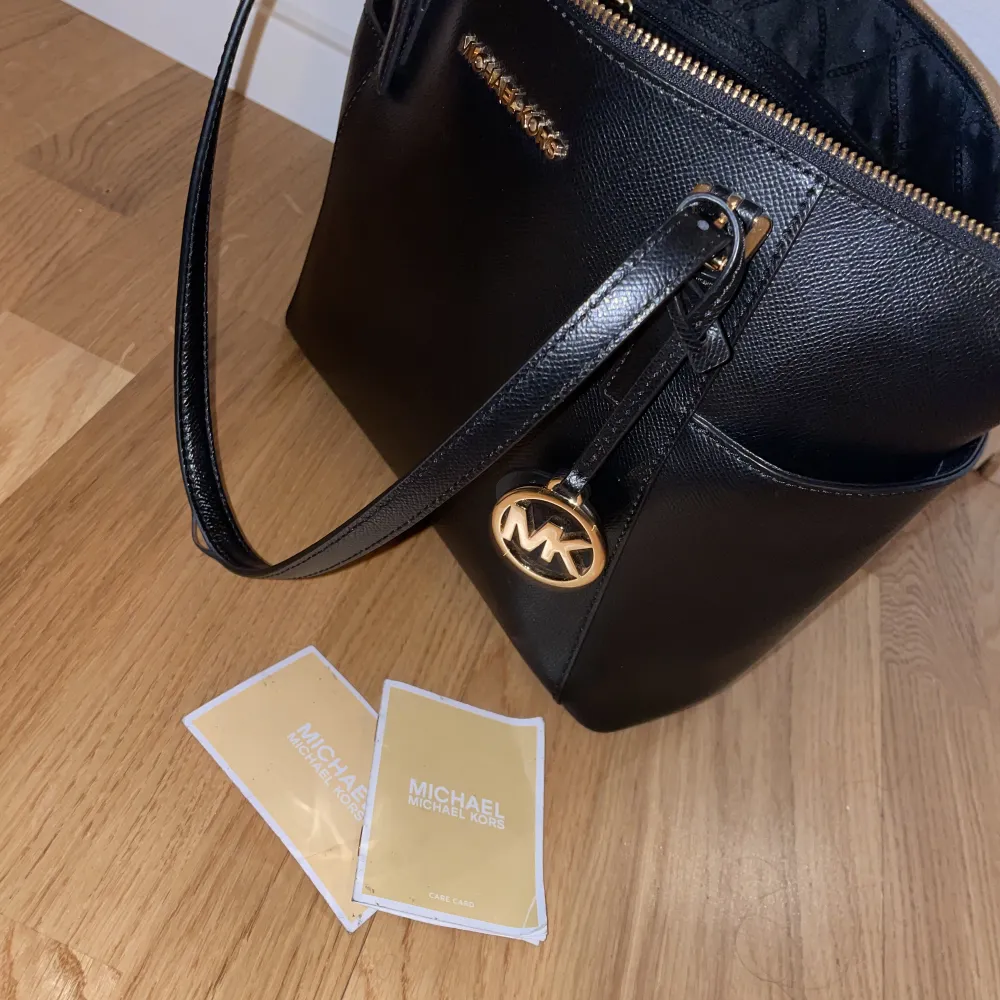Äkta Michael kors väska i fint skick. Använd vid fåtal tillfällen, äkthetsbevis finns med. . Laukut & Käsilaukut.