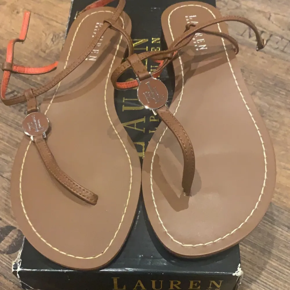 Helt oanvända Ralph Lauren sandaler.  Storlek 40 men är mer åt 39 hållet.  Nypris: 699 kr Mitt pris: 450 kr 🤎👣 Köparen står för frakt eller ev slarv från posten. Kan även upphämtas. . Skor.