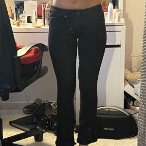 Petiet lågmidjade svarta jeans