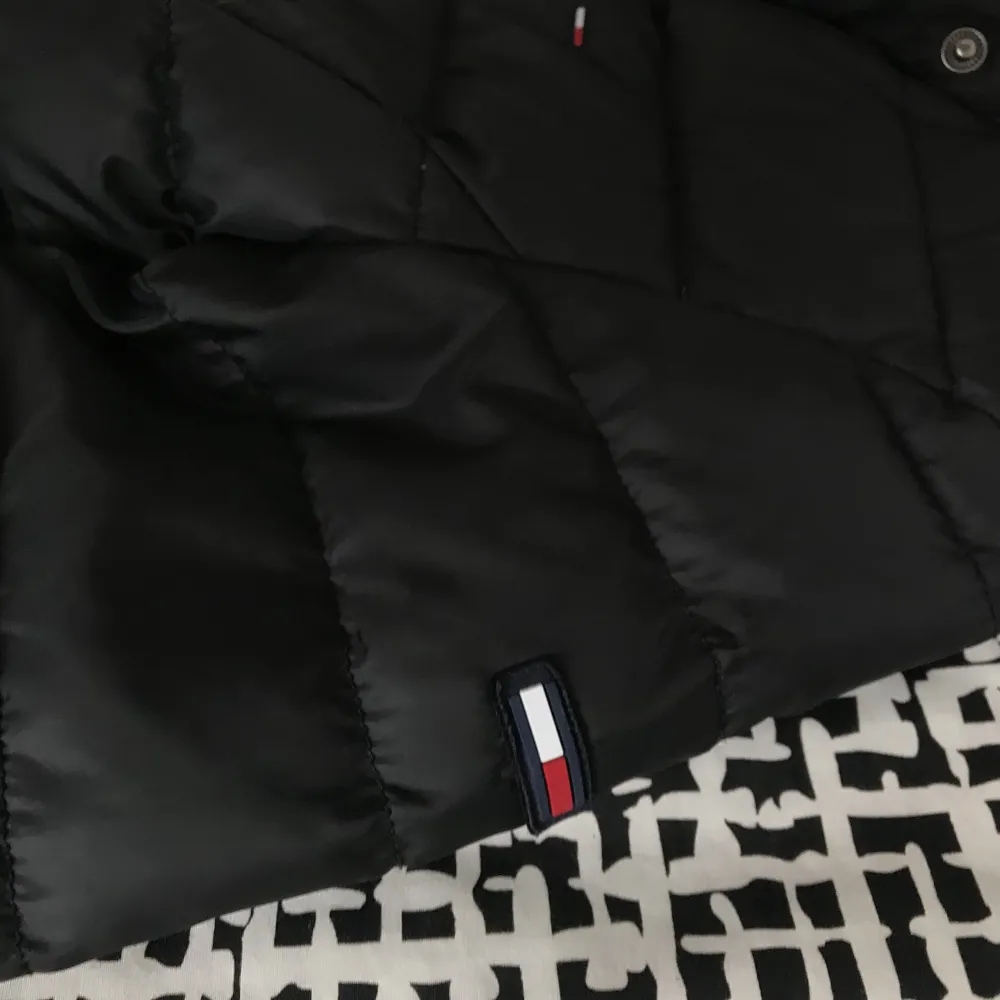 äkta dunjacka ifrån tommy hilfiger, använd ett fåtal gånger, saknar dock luva annars är den som helt ny😍xxs men passar xs oxå! nypris 1700 säljs för 400.. Takit.