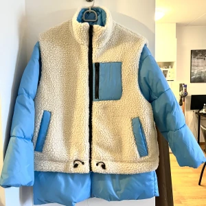 Jacka med Teddy  - Super fin jacka, gott skick 💙västen går att ta bort 