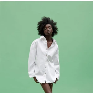 Overshirt i denim från Zara - Knappt använd så fin från zara! Storlek M. 