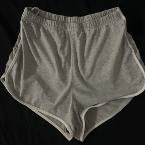 Shorts - Shorts, lite kortare, stretchiga