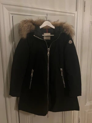 Moncler Dimitra - Moncler vinterjacka i modellen Dimitra. Köpt på NK.  Nyskick 