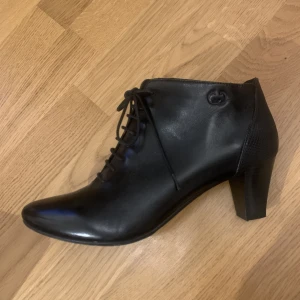Gerry Weber nyskick  - Svarta läder klackskor st. 38, inte använda. 
