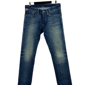 Blåa jeans från RL Denim & Supply - Jeans från Ralph Lauren Denim and Supply.  I ett färgschema influerat av mer naturliga miljöer och slitna smaker  Produkten är i en smal passform.   Mått, i cm: Midja: 80 Midjehöjd: 23 Fotvidd: 34 Innersöm: 73