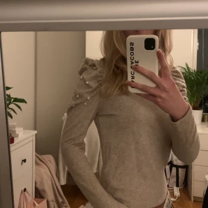 Tröja med puffärmar  - Hej! Jag säljer en mysig tröja i fint skick från zara! Hör av er om ni önskar fler bilder💕