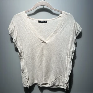 Blus Mango - Superfin beige/rosa blus från Mango. Sparsamt använd, säljer då den inte passar längre! Strl S men passar även XS. 