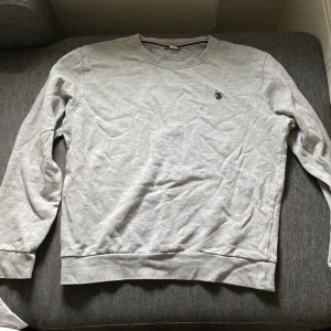 U. S polo Assen. Hoodie  - Säljer denna hoodie då jag ska flytta och vill bli av med kläder. Använt denna tröja ganska många gånger men det är inget fel på den.