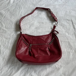 Rödskinn väska  - Röd väska i nån läder/skinn💋 väskan går inte att stänga men man kan ha den öppen:)
