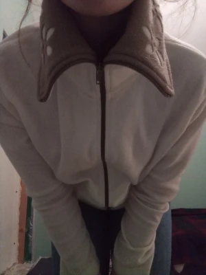 Vit och brun långärmad tröja - En vit långärmad tröja med brun krage. Ganska lång och mysig. Använd en enstaka gång endast för att testa. Stor i storleken.