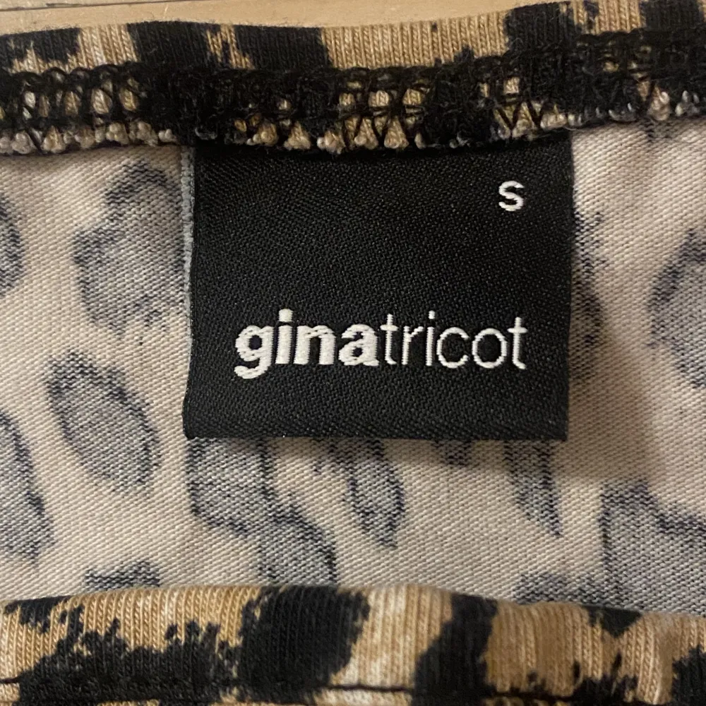 Ett kroppat linne från Gina Tricot med leopard print. Köpt för 99kr.. Toppar.