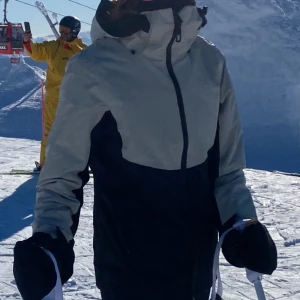 Skidjacka  - Superfin skidjacka ifrån Everest, knappt använd. Frakt tillkommer 💕