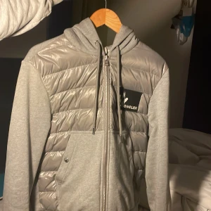 Moncler cardigan  - Grå cardigan från haiendo, kvitto finns! Strl L men passar bäst på M