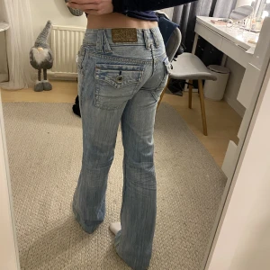 Blåa jeans - Säljer dessa ur snygga lågmidjade utsvängda jeansen! Så snygga fickor där bak!!💓 jag är 163