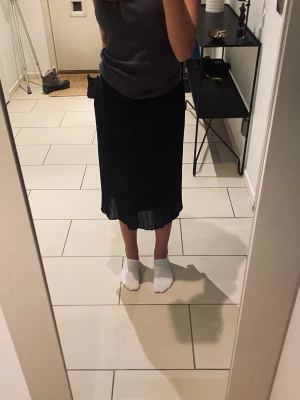 Svart tjol - En svart tjol med ett vikt tyg! Den år mittemellan lång och kort och är perfekt för både sommar och vinter.