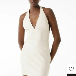 Pu-läder vit från Zalando - Snygg och sexig klänning i Pu-läser från Zalando. Passar en small med. 