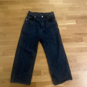 District fortysix Jeans - Dessa as feta DF jeans säljer ja pga att dom är för små. Dom är baggy o sitter skönt. Jeansen är lite skrynklig på bilden men de kan fixas! Pris kan diskuteras😄Har nått coolt tyg tryck på bakfickan också.