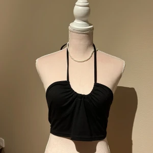 Svart linne topp - Super gulligt svart linne/topp som är helt oanvänt och i bra kvalite. Super mjukt material 