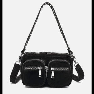 Noella väska - En sjukt fin noella väska i storleken M. Man får plats med mycket och den har 2 olika band! Jättebra skick! Pris går att diskuteras Ny pris 650kr