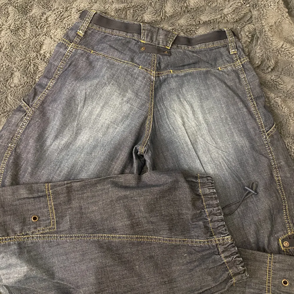 Vintage jeans från 90 talet. Den har många fickor och gummi mand längst ner på byxorna. De har bara andvänds några gånger. . Jeans & Byxor.