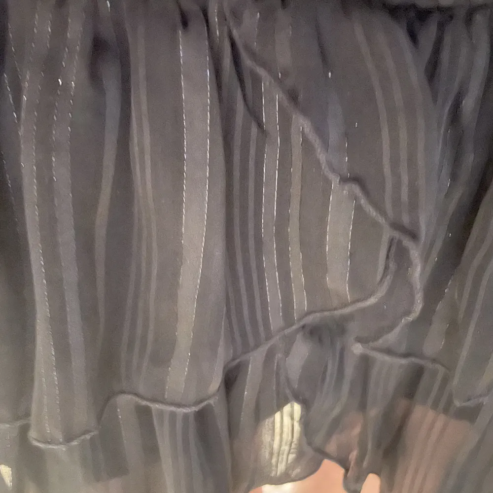 Super fin och glittrig volang kjol från Neo Noir, köpt från sellpy men aldrig använd. Köparen står för frakt 🚚 . Kjolar.