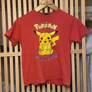 Pokémon babytee - Intressekoll på min pikachu tisha :-) 