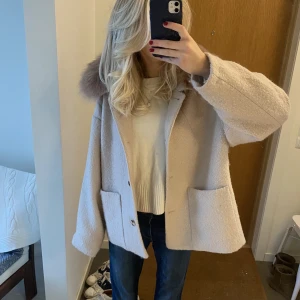 Kappa - Intressekoll på min så sjukt snygga korta kappa, kappr är från monki och pälsen har jag satt dit själv med knappar och den går att ta av, pälsen är från meotine och äkta räv, (bara kappan: 400kr, Kappan+ päls: 1000kr) ❤️❤️