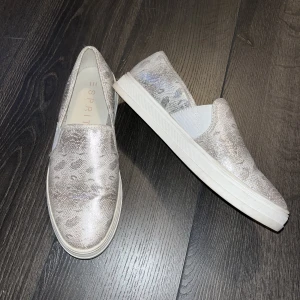 Skor  - Använda 1-2 gånger och är i fint skick. 