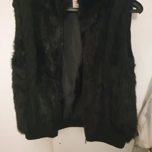 Pälsväst  - Pälsväst i strl 42 150 kr