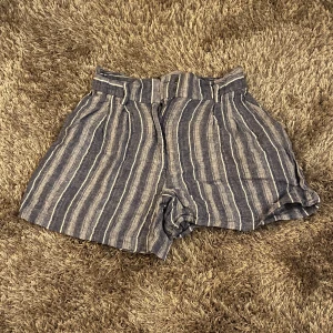 Linne-shorts - Fina, randiga linne-shorts från hm. Finns fickor på sidan. Storlek 34, passar XS/S. 