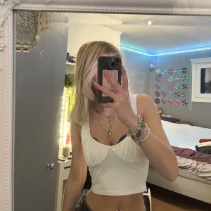 Topp - Säljer nu min vita söta topp då den inte kommer till användning längre. Den är i bra skick 