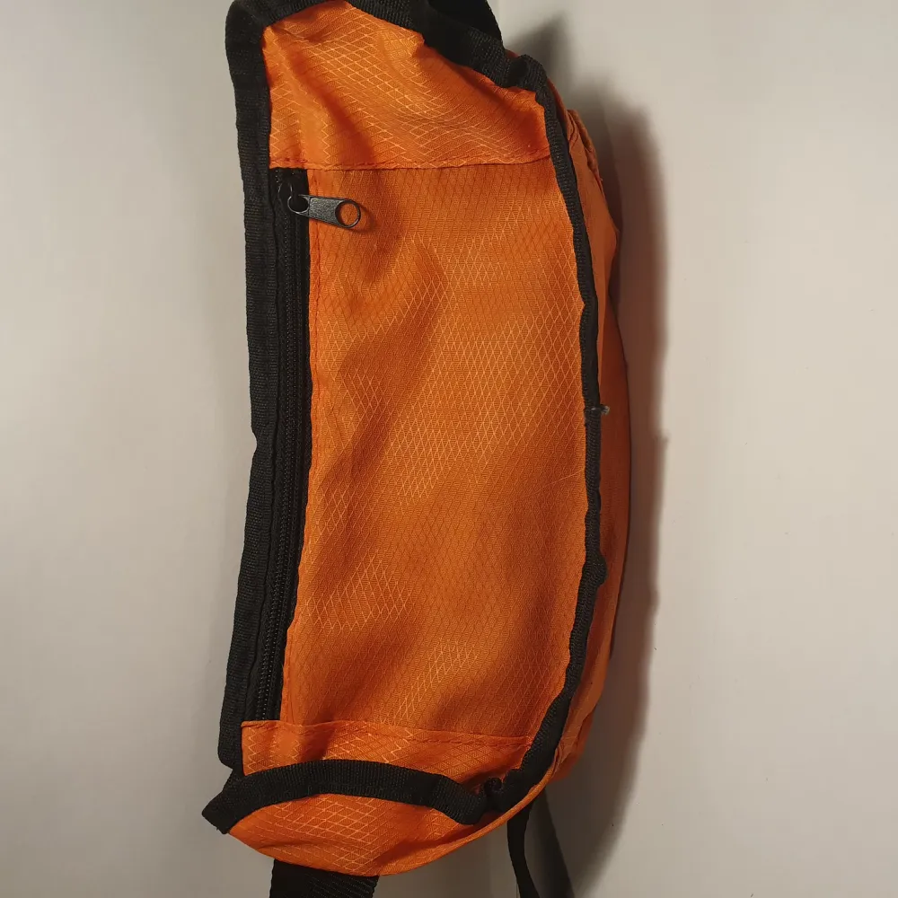 Hi! Available at kungsholmen, shipping can be discussed :)   condition: used size: universal price: 200kr extra: had thebag for many years and its noticable. The zipper is tougher and the colour may have faded slightly etc. Väskor.