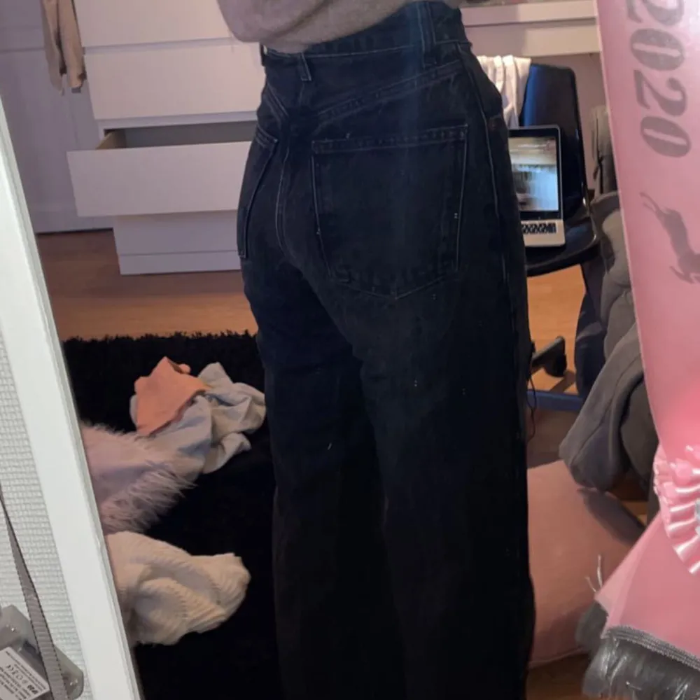 Zara jeans köpta för ca 1 år sen, använda väldigt fåtal gånger💗 jag är 171 och passar mig! . Farkut & Housut.